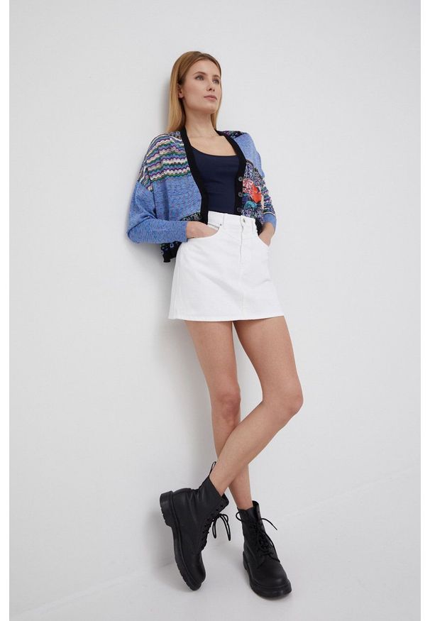 Pepe Jeans spódnica jeansowa bawełniana Rachel Skirt kolor biały mini prosta. Okazja: na co dzień. Stan: podwyższony. Kolor: biały. Materiał: bawełna. Styl: casual