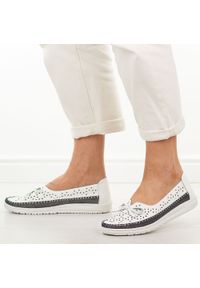 Białe ażurowe skórzane półbuty damskie Vinceza 95390. Okazja: na co dzień, na spacer. Nosek buta: okrągły. Zapięcie: bez zapięcia. Kolor: biały. Szerokość cholewki: normalna. Wzór: ażurowy. Materiał: skóra. Sezon: wiosna, lato. Styl: casual, klasyczny, elegancki #1