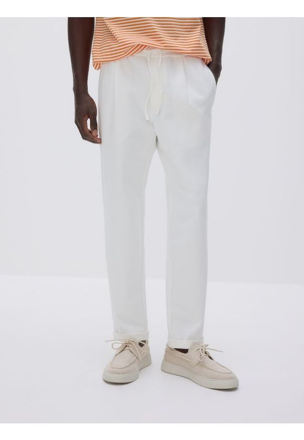 Reserved - Spodnie jogger z wiązaniem w pasie - złamana biel. Materiał: dzianina, bawełna