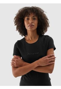 4f - T-shirt slim z bawełny organicznej damski - czarny. Kolor: czarny. Materiał: bawełna. Wzór: napisy #1