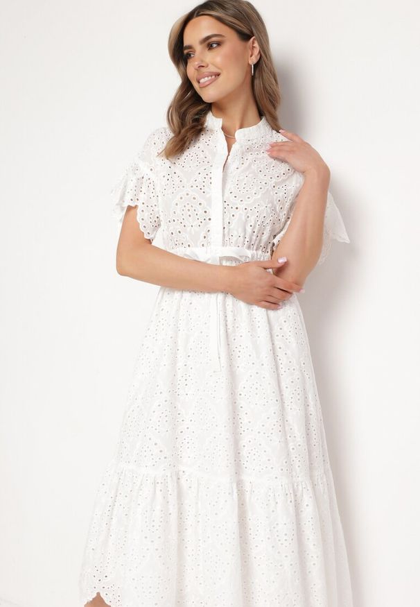 Born2be - Biała Haftowana Sukienka z Bawełny z Guzikami i Gumką w Talii Melliara. Okazja: na spacer, na imprezę. Typ kołnierza: dekolt w kształcie V. Kolor: biały. Materiał: bawełna. Długość rękawa: krótki rękaw. Wzór: haft. Sezon: lato. Styl: boho, klasyczny