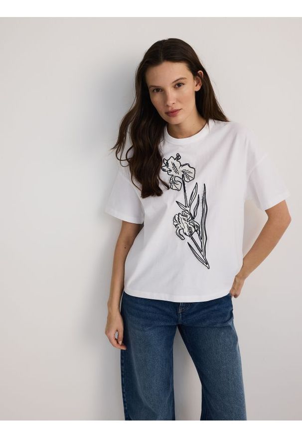 Reserved - Bawełniany T-shirt z haftem - biały. Kolor: biały. Materiał: bawełna. Wzór: haft
