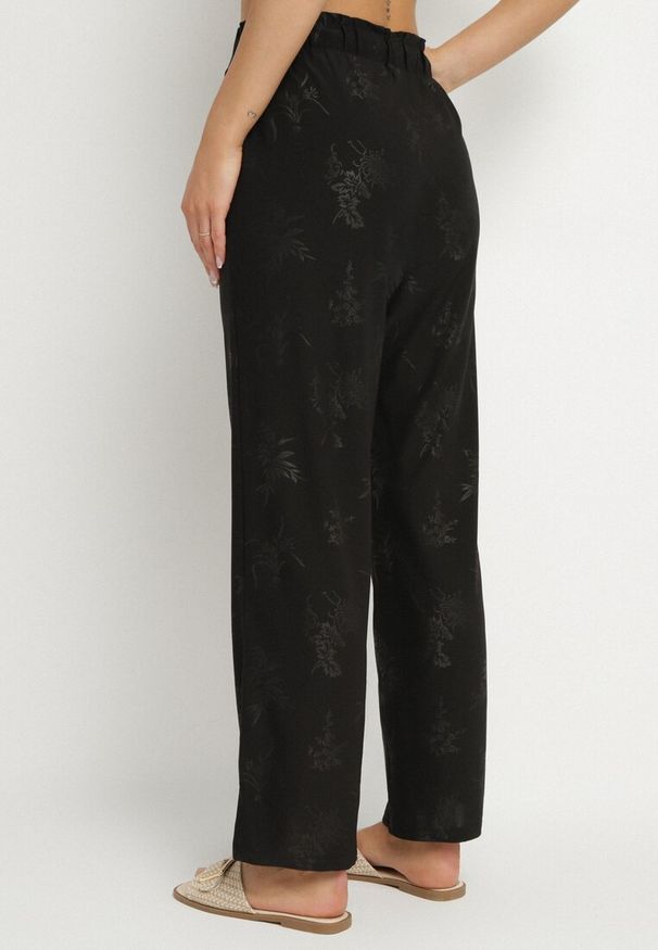 Born2be - Czarne Spodnie o Prostym Kroju z Gumką w Talii Mirea. Okazja: na co dzień, na spotkanie biznesowe. Kolor: czarny. Styl: elegancki, biznesowy, casual