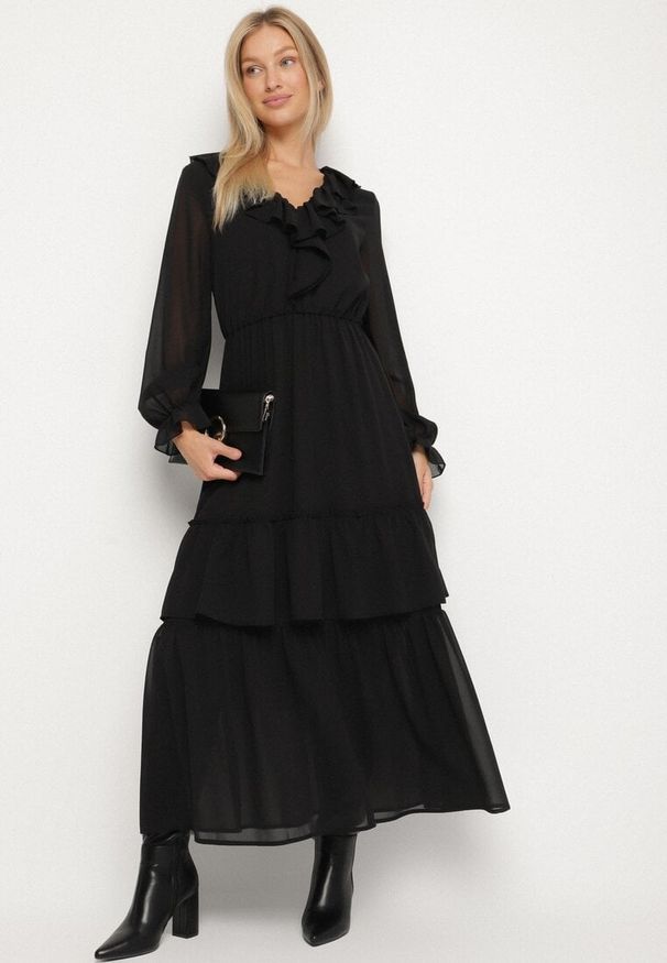 Born2be - Czarna Siateczkowa Sukienka VICES o Rozkloszowanym Kroju z Falbanami Arevite. Typ kołnierza: dekolt w kształcie V. Kolor: czarny. Typ sukienki: rozkloszowane. Styl: klasyczny