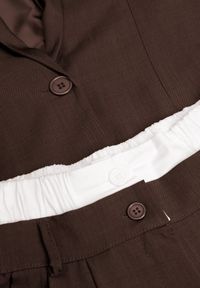 Renee - Ciemnobrązowy Garniturowy Komplet Marynarka i Spodnie z Kontrastującymi Zdobieniami Davirielle. Kolor: brązowy. Wzór: aplikacja #5