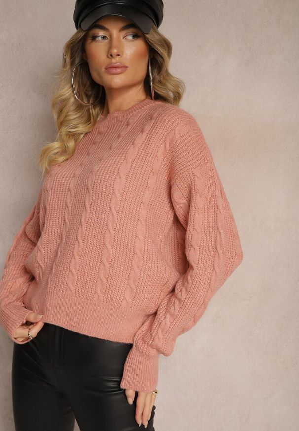 Renee - Jasnoróżowy Sweter z Dekoltem na Plecach z Ozdobnym Splotem Torleana. Okazja: na co dzień. Typ kołnierza: dekolt na plecach. Kolor: różowy. Materiał: jeans. Długość rękawa: długi rękaw. Długość: długie. Wzór: ze splotem. Styl: klasyczny, elegancki, casual