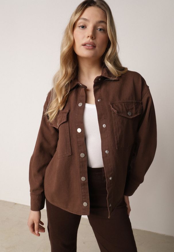 Born2be - Brązowa Bawełniana Kurtka Jeansowa o Koszulowym Kroju na Napy Yrelola. Okazja: na co dzień, do pracy. Kolor: brązowy. Materiał: jeans, bawełna. Długość: długie. Styl: casual, klasyczny