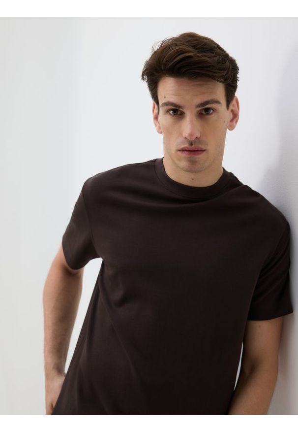 Reserved - Bawełniany t-shirt boxy - ciemnobrązowy. Kolor: brązowy. Materiał: bawełna