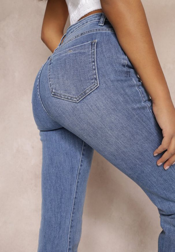 Renee - Niebieskie Jeansy Dzwony Briris. Okazja: na co dzień, do pracy, na spotkanie biznesowe. Stan: podwyższony. Kolekcja: dla wysokich. Kolor: niebieski. Sezon: lato. Styl: biznesowy, casual, elegancki