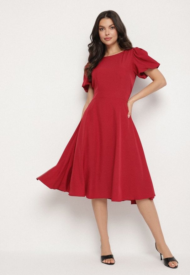 Born2be - Bordowa Sukienka Vices o Rozkloszowanym Kroju z Odpinanym Kwiatem 3D Rallarea. Kolor: czerwony. Wzór: kwiaty. Sezon: wiosna, lato