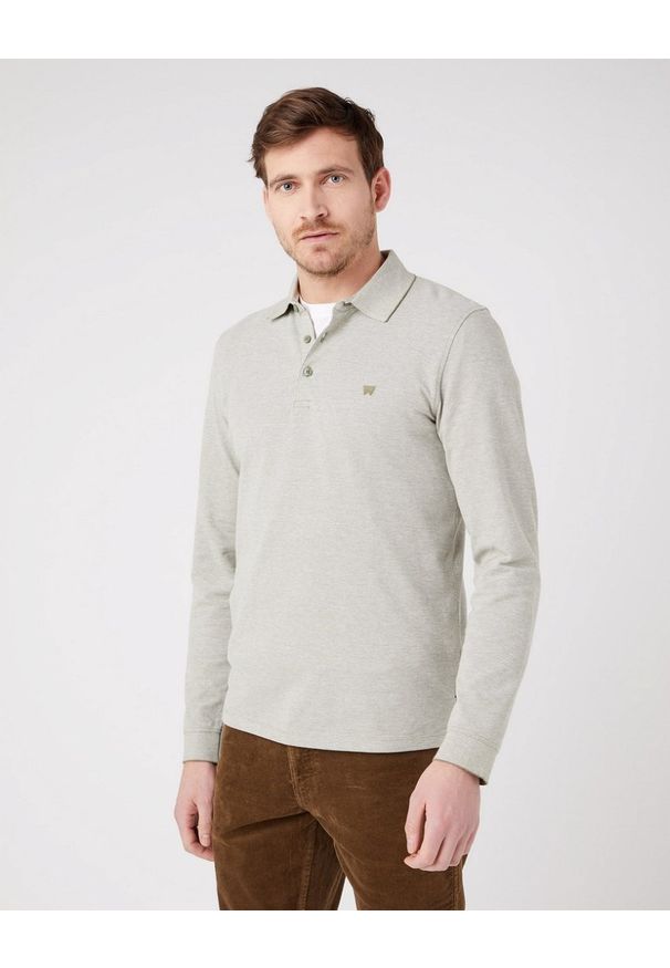 Wrangler - MĘSKA KOSZULKA WRANGLER REFINED POLO DEEP LICHEN W7F9KHX1X 112323734. Typ kołnierza: polo