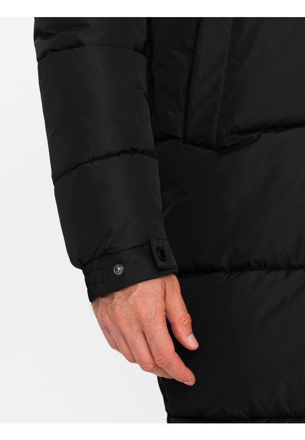 Ombre Clothing - Pikowana długa męska kurtka z odpinanym kapturem – czarna V1 - Rozmiar: XXL. Typ kołnierza: kaptur. Kolor: czarny. Materiał: guma, puch, tkanina, poliester, materiał, syntetyk. Długość: długie. Wzór: gładki, aplikacja, ze splotem