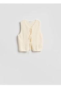 Reserved - Kamizelka z wiązaniem - kremowy. Kolor: kremowy. Materiał: dzianina #1