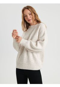 Sinsay - Sweter w prążki - kremowy. Kolor: kremowy. Materiał: dzianina, włókno. Wzór: prążki