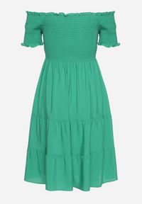 Born2be - Zielona Bawełniana Sukienka z Hiszpańskim Dekoltem z Szerokimi Falbanami na Dole Bliria. Okazja: na co dzień, na spacer. Typ kołnierza: dekolt hiszpanka. Kolor: zielony. Materiał: bawełna. Sezon: lato. Typ sukienki: rozkloszowane. Styl: casual, wakacyjny, elegancki #7