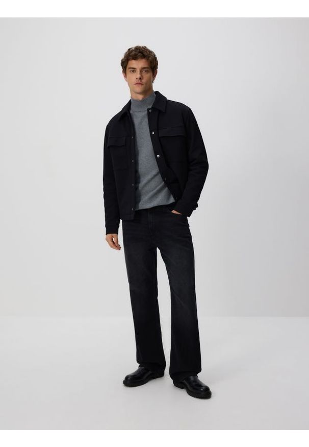 Reserved - Gładki golf z dzianiny - ciemnoszary. Typ kołnierza: golf. Kolor: szary. Materiał: dzianina. Wzór: gładki