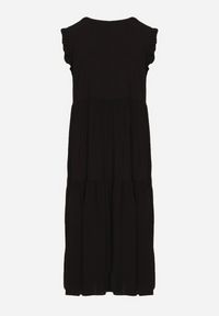 Born2be - Czarna Bawełniana Sukienka Ozdobiona Falbankami Aveliova. Okazja: na spacer, na imprezę, na co dzień. Typ kołnierza: kołnierz z falbankami. Kolor: czarny. Materiał: bawełna. Wzór: aplikacja. Typ sukienki: proste. Styl: elegancki, casual. Długość: midi #5