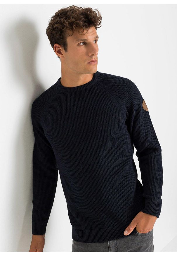 bonprix - Sweter o luźnym splocie z bawełny z recyklingu. Kolor: niebieski. Materiał: bawełna. Wzór: ze splotem