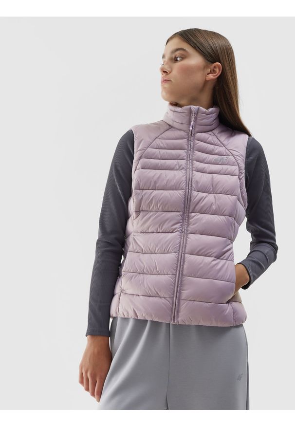 4f - Bezrękawnik puchowy z wypełnieniem syntetycznym damski - pudrowy róż. Okazja: na co dzień. Typ kołnierza: bez kaptura. Kolor: różowy. Materiał: syntetyk, puch. Długość rękawa: bez rękawów. Styl: casual
