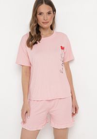 Born2be - Różowy Komplet Piżamowy Koszulka z Nadrukiem i Szorty z Falbanką Sylvoria. Kolor: różowy. Wzór: nadruk