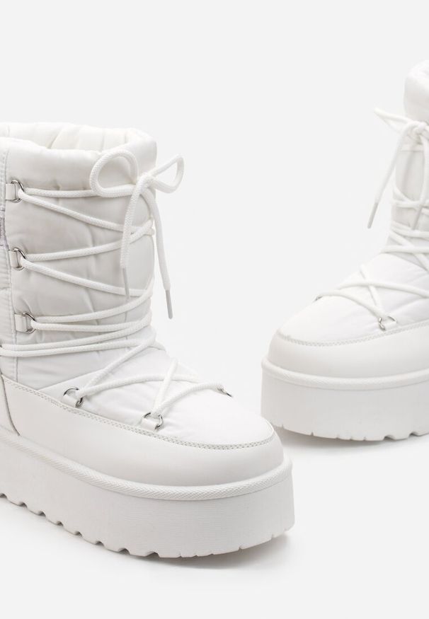 Born2be - Białe Śniegowce na Platformie z Wiązaniem Bizzanti. Okazja: na co dzień. Nosek buta: okrągły. Zapięcie: sznurówki. Kolor: biały. Materiał: jeans, dzianina, puch, wełna. Sezon: zima. Obcas: na platformie. Styl: elegancki, casual