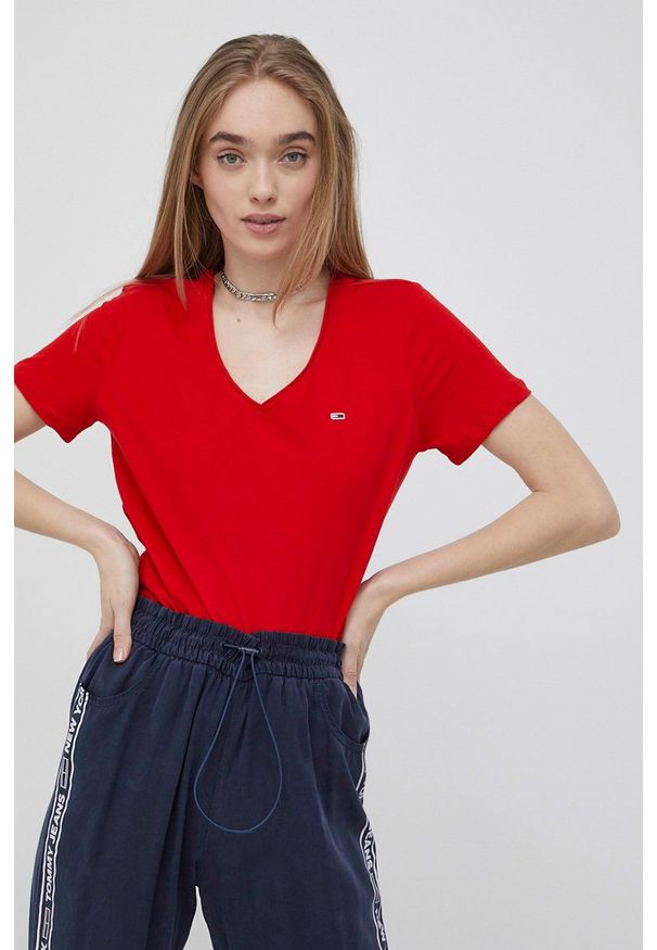 Tommy Jeans t-shirt bawełniany DW0DW09195.PPYY kolor czerwony. Kolor: czerwony. Materiał: bawełna. Długość rękawa: krótki rękaw. Długość: krótkie. Wzór: gładki