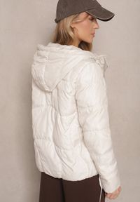 Renee - Biała Kurtka z Kapturem Sznurkami i Ozdobnymi Przeszyciami Karedia. Okazja: na co dzień. Typ kołnierza: kaptur. Kolor: biały. Materiał: jeans. Styl: sportowy, casual