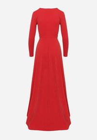 Born2be - Czerwona Rozkloszowana Sukienka z Dekoltem w Serek i Rozcięciem Zdobiona Metaliczną Nicią Emilandra. Typ kołnierza: dekolt w serek. Kolor: czerwony. Materiał: zamsz, materiał. Długość rękawa: długi rękaw. Wzór: aplikacja. Typ sukienki: kopertowe, rozkloszowane. Styl: wizytowy, klasyczny, elegancki #3