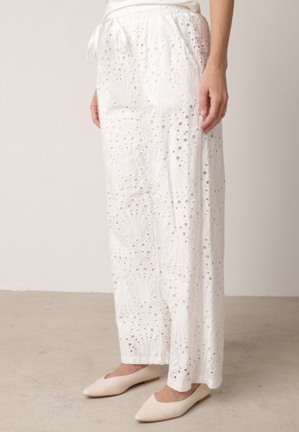 Born2be - Białe Bawełniane Spodnie Szerokie Ażurowe w Stylu Boho z Haftem Ellanirae. Okazja: na co dzień. Kolor: biały. Materiał: bawełna. Wzór: ażurowy, haft. Styl: boho