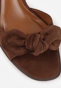 Renee - Ciemnobrązowe Klapki na Szpilce VICES Ozdobione z Przodu Kokardą Adneiros. Okazja: na imprezę. Kolor: brązowy. Materiał: satyna. Wzór: aplikacja. Obcas: na szpilce #9