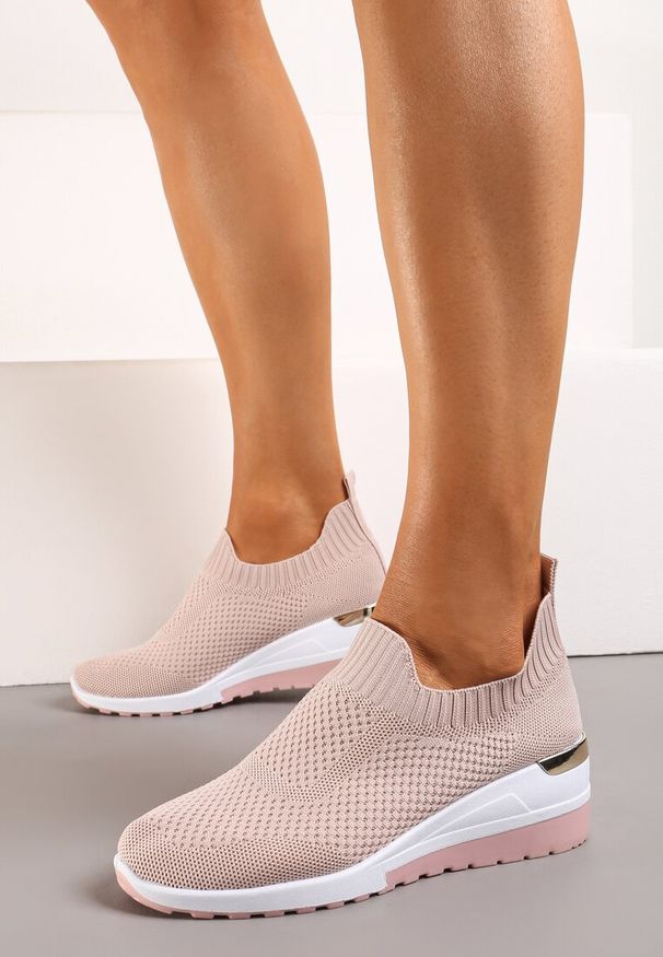 Born2be - Różowe Buty Sportowe Pyrhis. Zapięcie: bez zapięcia. Kolor: różowy. Materiał: materiał. Szerokość cholewki: normalna. Wzór: aplikacja. Obcas: na koturnie