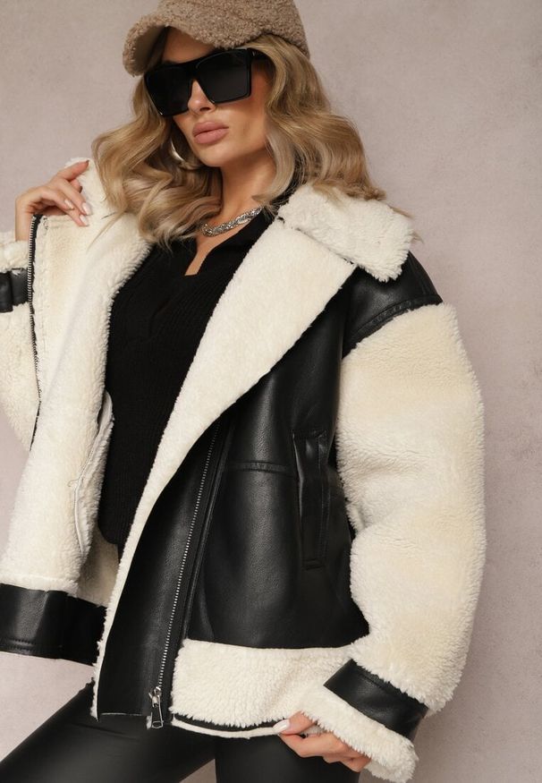 Renee - Czarno-Biała Kurtka Ramoneska z Futerkiem Mysteri. Okazja: na co dzień. Kolor: czarny. Materiał: futro. Wzór: paski. Styl: casual, elegancki