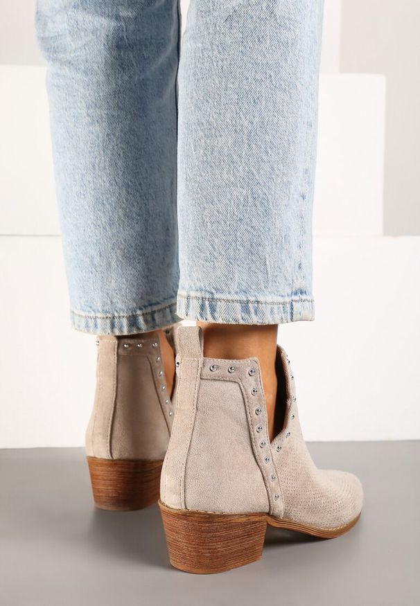 Born2be - Jasnobeżowe Ażurowe Botki Vices na Obcasie Ozdobione Wycięciem i Nitami Lilfedi. Okazja: na co dzień, na imprezę. Kolor: beżowy. Materiał: jeans, skóra. Wzór: aplikacja, ażurowy. Sezon: zima, jesień. Obcas: na obcasie. Styl: wizytowy, casual. Wysokość obcasa: średni
