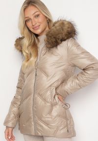 Born2be - Beżowa Pikowana Kurtka z Kapturem i Odpinanym Futerkiem Sagisia. Okazja: na co dzień. Typ kołnierza: kaptur. Kolor: beżowy. Materiał: futro. Długość rękawa: długi rękaw. Długość: długie. Styl: casual, elegancki #3