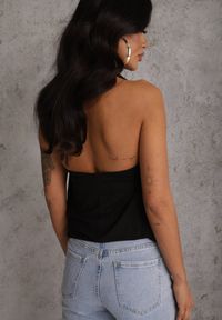 Renee - Czarny Marszczony Top Halter z Łańcuszkiem i Kwiatem Przy Dekolcie Idivanna. Okazja: na imprezę. Typ kołnierza: dekolt halter. Kolor: czarny. Materiał: jeans. Wzór: kwiaty. Styl: elegancki #2