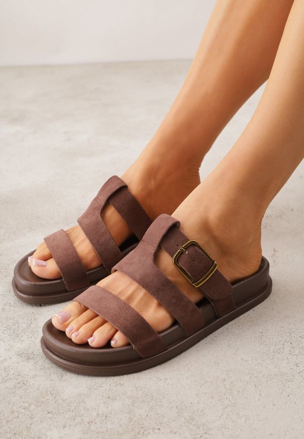 Born2be - Brązowe Klapki z Geometryczną Cholewką i Klamrą z Boku Endrita. Okazja: na co dzień. Kolor: brązowy. Wzór: geometria. Styl: casual, klasyczny