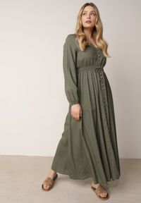 Born2be - Zielona Rozkloszowana Sukienka z Lnem i Wiskozą Zdobiona Guzikami Maitiella. Okazja: na co dzień. Typ kołnierza: dekolt w kształcie V. Kolor: zielony. Materiał: wiskoza, len. Długość rękawa: długi rękaw. Wzór: aplikacja. Sezon: wiosna, lato. Styl: casual, elegancki #4