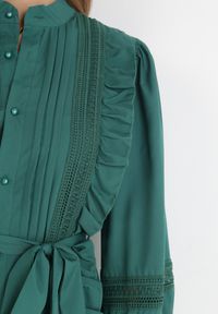 Born2be - Zielona Koszulowa Sukienka z Falbanką i Koronką Peza. Kolor: zielony. Materiał: koronka. Wzór: koronka. Typ sukienki: koszulowe #3