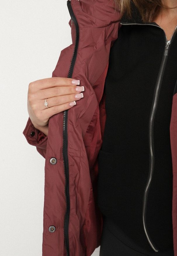 Born2be - Bordowa Kurtka Puffer o Fasonie Oversize z Kapturem i Naszywką Azirva. Okazja: na co dzień. Typ kołnierza: kaptur. Kolor: czerwony. Materiał: dzianina. Wzór: aplikacja. Styl: casual, sportowy