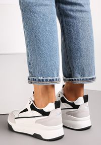 Renee - Biało-Czarne Wiązane Sneakersy na Grubej Podeszwie Maenrel. Wysokość cholewki: przed kostkę. Kolor: biały. Materiał: jeans, dresówka. Szerokość cholewki: normalna. Wzór: aplikacja #3