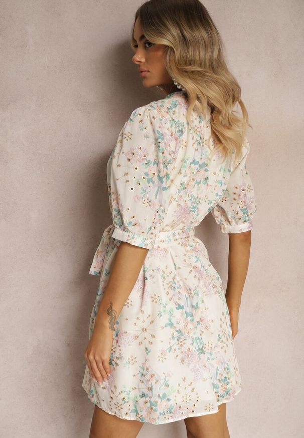 Renee - Beżowo-Różowa Sukienka o Trapezowym Kroju w Drobne Kwiaty z Materiałowym Paskiem w Talii Ciratia. Okazja: na imprezę, na co dzień. Typ kołnierza: dekolt w kształcie V. Kolor: beżowy. Materiał: materiał. Wzór: kwiaty. Sezon: lato. Typ sukienki: trapezowe. Styl: casual