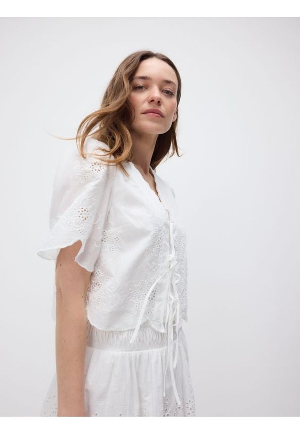 Reserved - Bluzka z ozdobnym haftem - biały. Kolor: biały. Materiał: bawełna. Wzór: haft