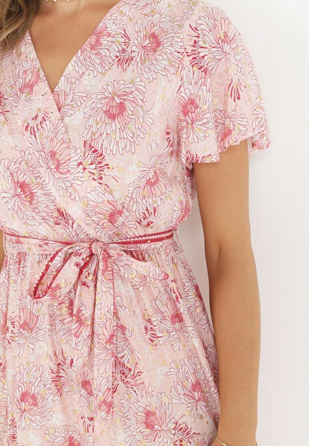 Born2be - Jasnoróżowa Sukienka Kopertowa z Wiskozy z Gumką w Talii i Metalicznym Wzorem Hollisa. Kolor: różowy. Materiał: wiskoza. Typ sukienki: kopertowe