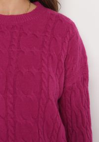 Born2be - Fuksjowy Sweter Ozdobiony Klasycznym Splotem Lacemisa. Kolor: różowy. Wzór: ze splotem, aplikacja. Sezon: jesień, zima. Styl: klasyczny #3
