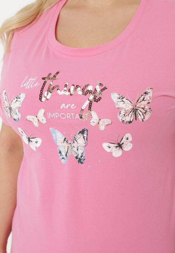Born2be - Różowy Bawełniany T-shirt Koszulka z Krótkim Rękawem z Nadrukiem i Cyrkoniami Qumara. Kolor: różowy. Materiał: bawełna. Długość rękawa: krótki rękaw. Długość: krótkie. Wzór: nadruk. Styl: klasyczny