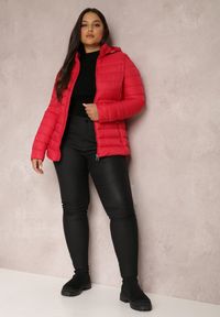 Renee - Czerwona Kurtka Pikowana Jyva. Kolekcja: plus size. Kolor: czerwony. Materiał: tkanina, materiał. Długość rękawa: długi rękaw. Długość: długie. Sezon: jesień, zima #4
