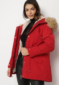 Born2be - Bordowa Zimowa Kurtka Parka z Odpinanym Futerkowym Zdobieniem i Kapturem Sialinnea. Okazja: na co dzień. Kolor: czerwony. Wzór: aplikacja. Sezon: zima. Styl: klasyczny, casual, elegancki #2