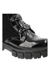 Czarne Botki Karino Damskie Modne Obuwie Jesienne. Kolor: czarny. Materiał: skóra, lakier, jeans. Sezon: jesień. Styl: rockowy #6