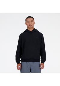 Bluza męska New Balance MT41534BK – czarna. Typ kołnierza: kaptur. Kolor: czarny. Materiał: bawełna, prążkowany. Wzór: haft