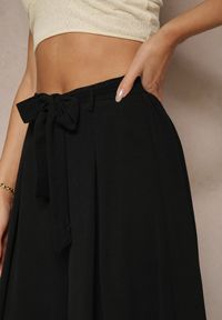 Renee - Czarne Spodnie z Bawełną o Szerokim Kroju High Waist z Paskiem Iveleldi. Stan: podwyższony. Kolor: czarny. Materiał: bawełna. Styl: elegancki